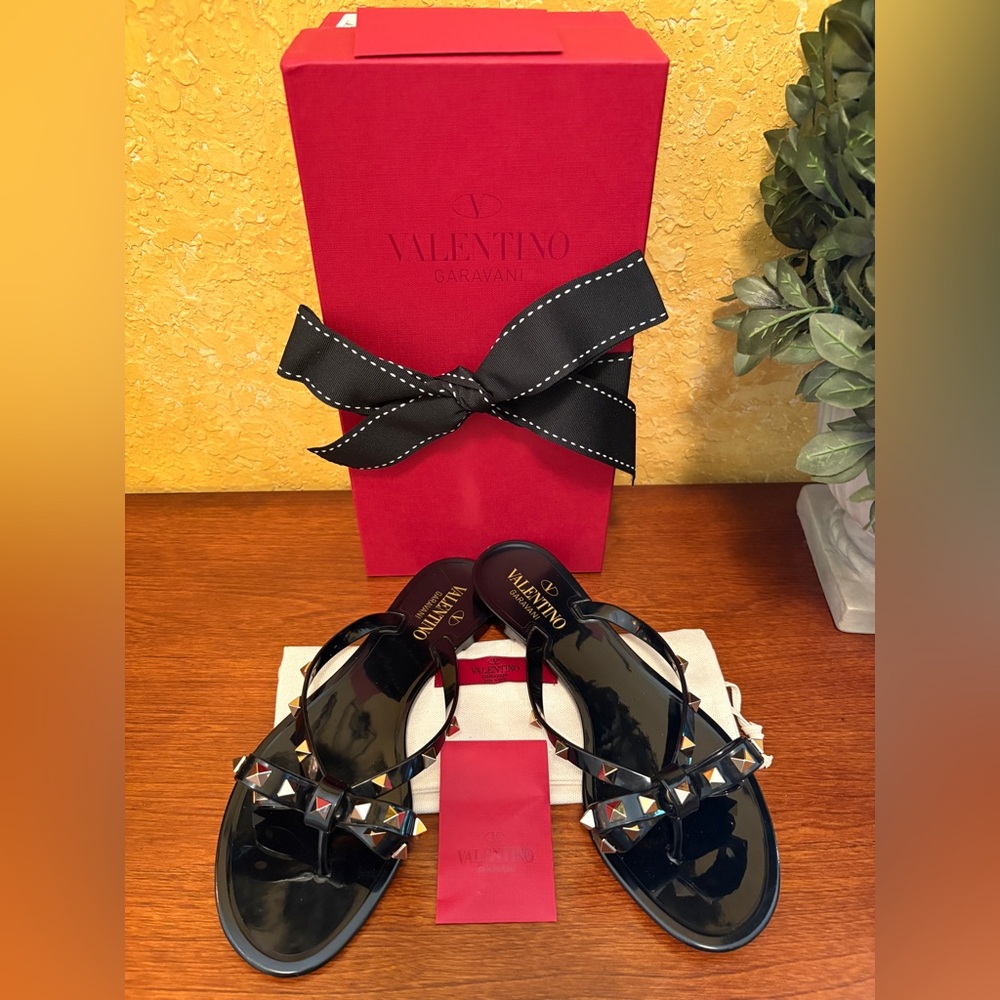 VALENTINO GARAVANI Rockstud Rubber Thong Bow Sandals~ Size 8 (38) Black
